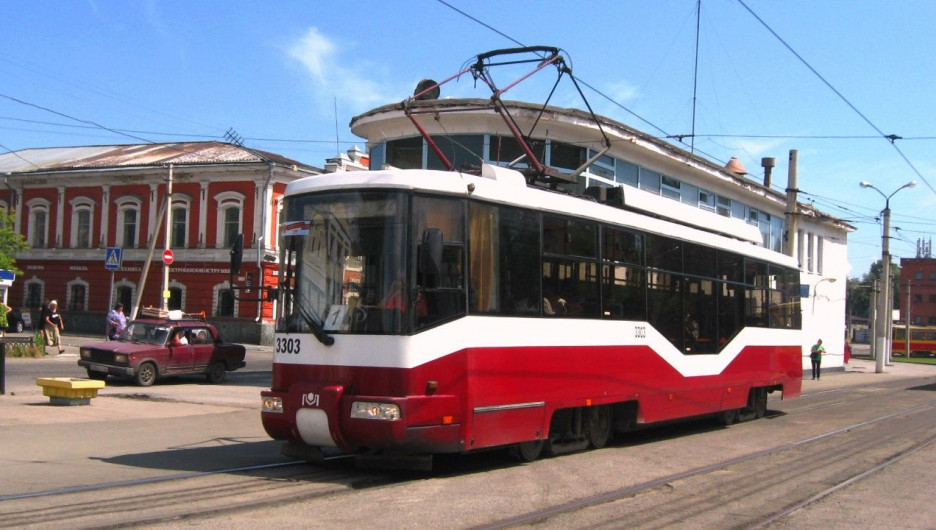 Низкопольный трамвай производства "Белкоммунмаша" в Барнауле.