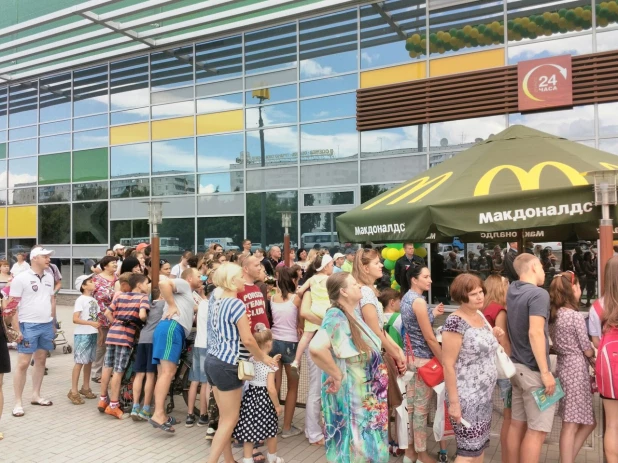 Очередь в барнаульский "Макдоналдс".