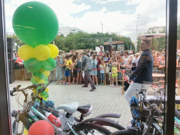 Первые фотографии из барнаульского "Макдоналдса".