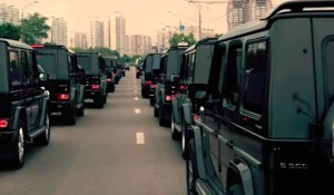 Выпускники академии ФСБ устроили праздник в Москве.