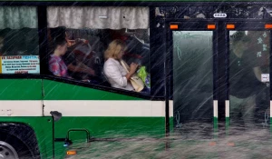 Автобус с пассажирами и дождь.