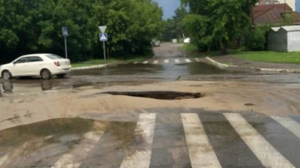 На перекрестке Ползунова-Комсомольский провалился асфальт.