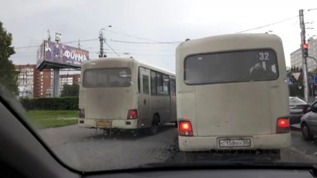 Маршрутка обгоняет по тротуару. Барнаул, 4 июля 2016 года.