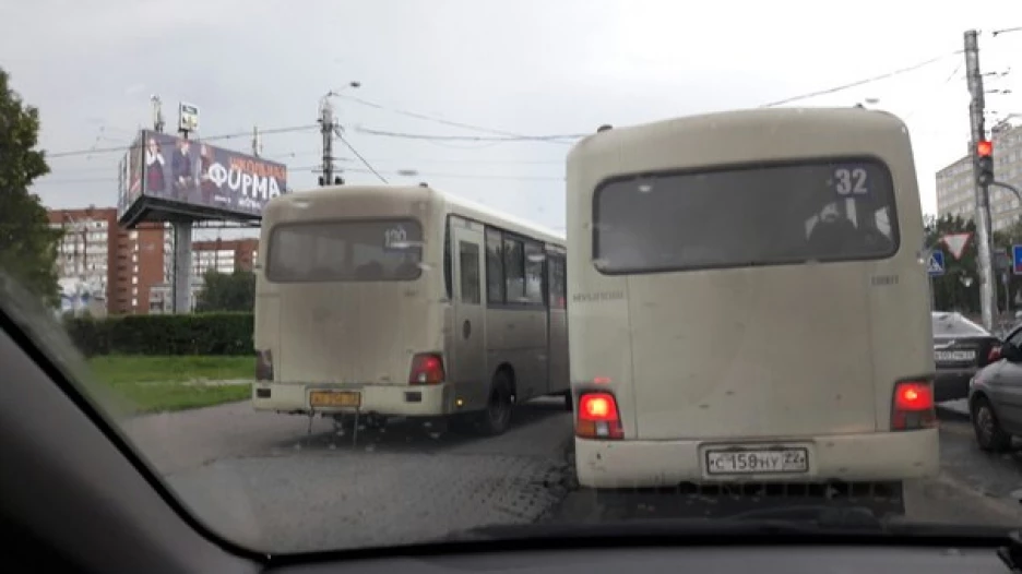 Маршрутка обгоняет по тротуару. Барнаул, 4 июля 2016 года.