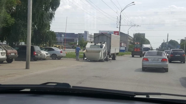 В Барнауле у грузовика сорвало крышу. 6 июля 2016 года.