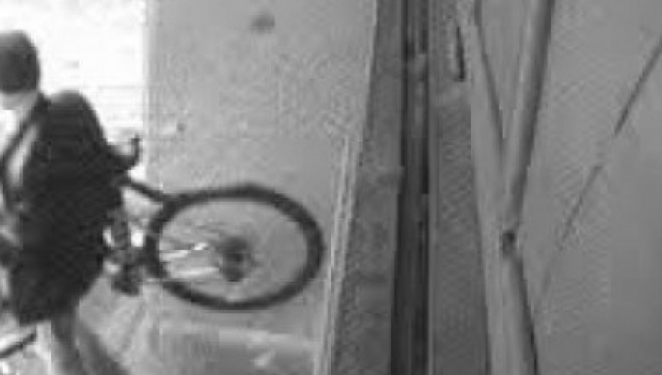 Видеокамера помогла поймать похитителя велосипеда в Барнауле.