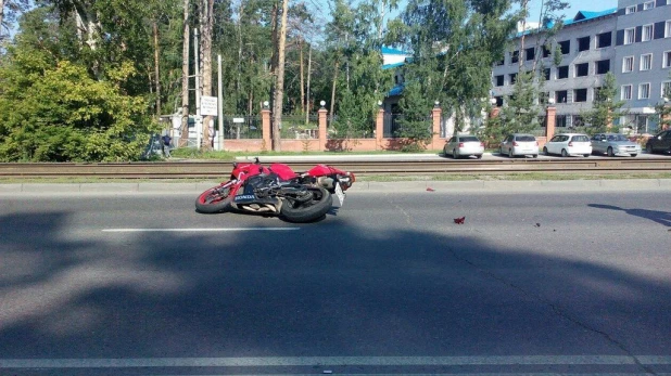 На Змеиногорском тракте сбили мотоциклиста. 7 июля 2016 года.