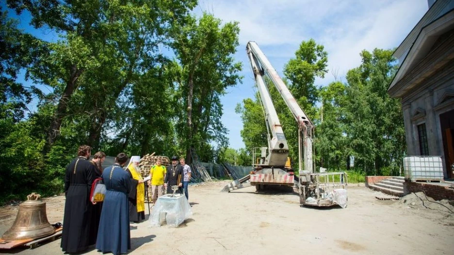 У храма в Нагорном парке появились колокола.