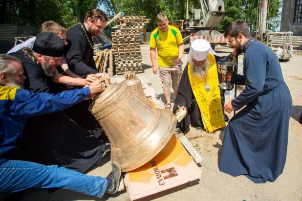 У храма в Нагорном парке появились колокола.