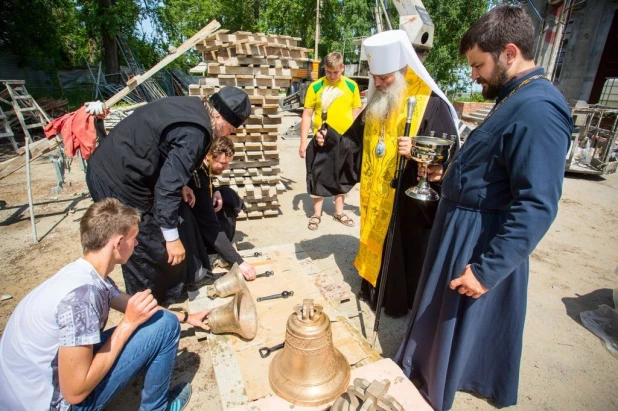 У храма в Нагорном парке появились колокола.