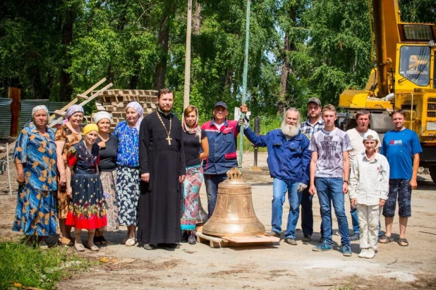 У храма в Нагорном парке появились колокола.