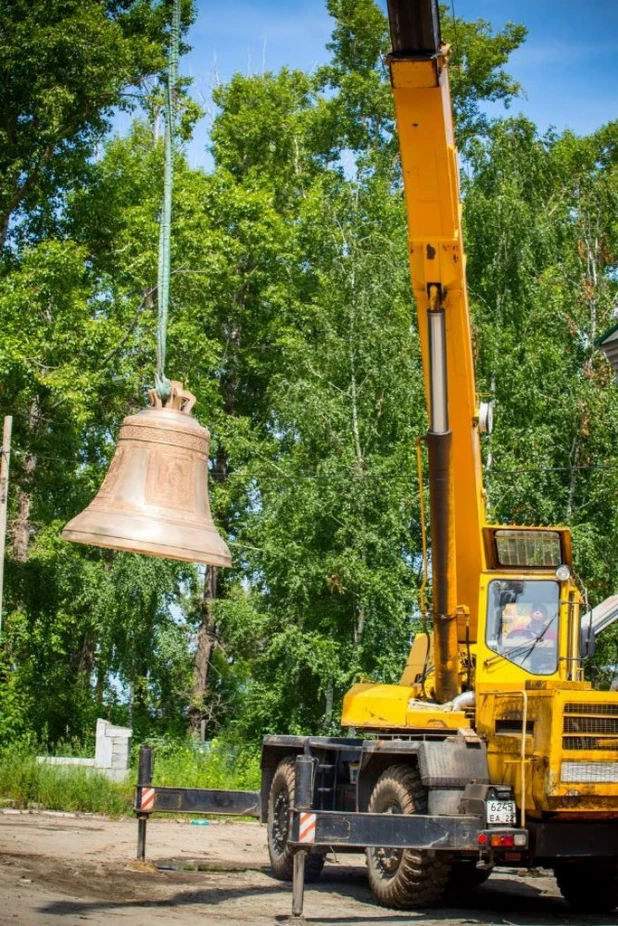 У храма в Нагорном парке появились колокола.