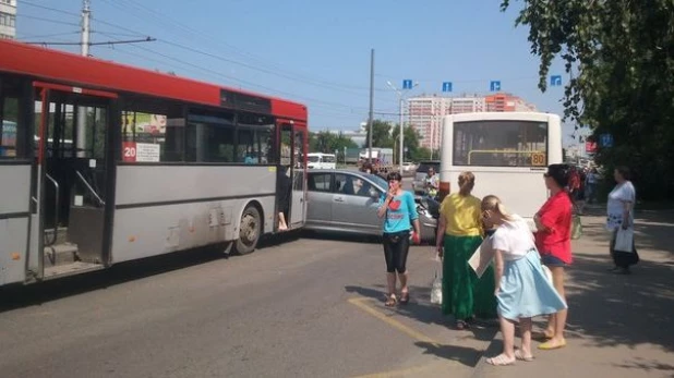 ДТП с участием двух автобусов и легкового автомобиля. Барнаул, 7 июля 2016 года.