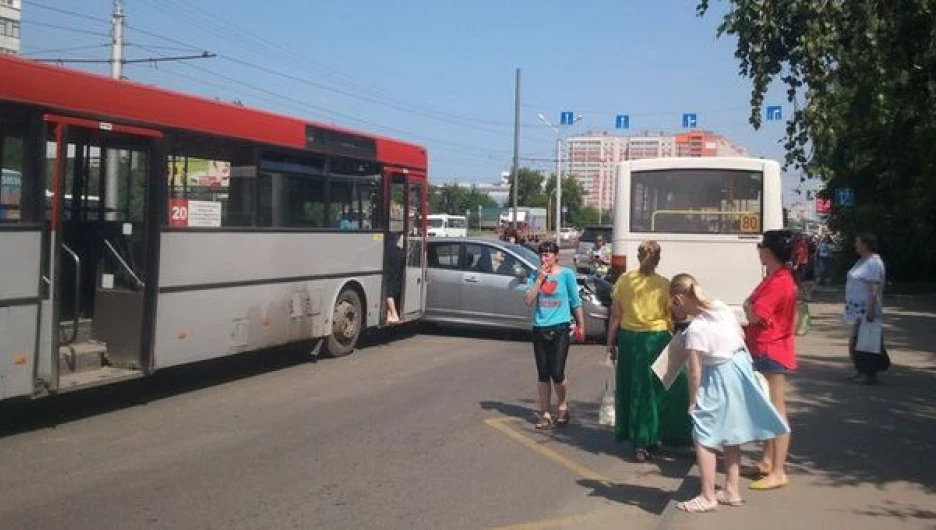 ДТП с участием двух автобусов и легкового автомобиля. Барнаул, 7 июля 2016 года.