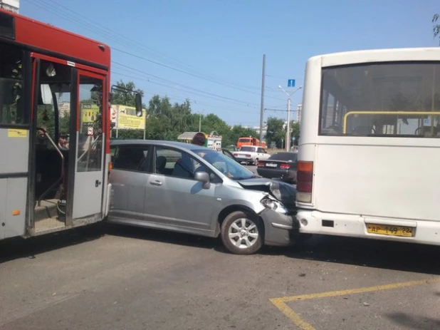 ДТП с участием двух автобусов и легкового автомобиля. Барнаул, 7 июля 2016 года.