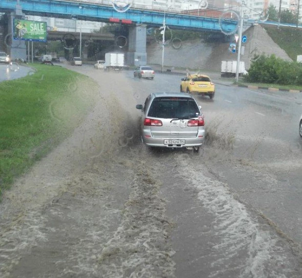 Проливные дожди затопили Новосибирск.