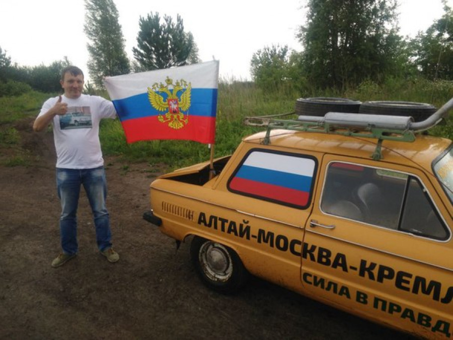 Единоросс Евгений Корчагин едет по стране к Путину на желтом &quot;Запорожце&quot;.