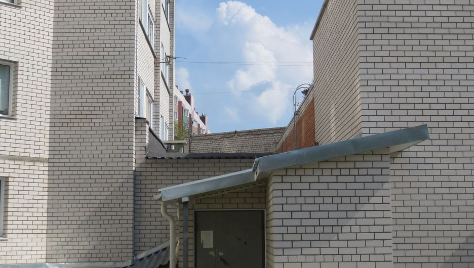 Барнаульцы через суд пытаются снести крышу магазину "Марии-Ра".