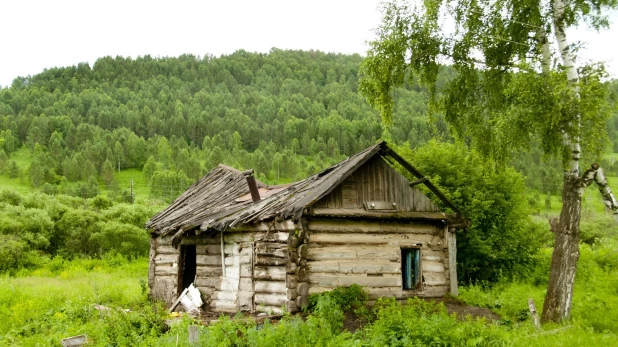 Заброшенный дом в деревне.