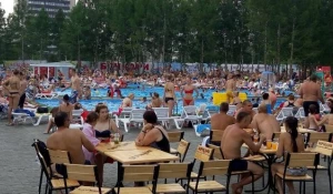 Аншлаг в барнаульском открытом бассейне.