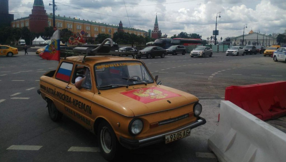Единоросс на желтом "Запорожце" доехал до Кремля.