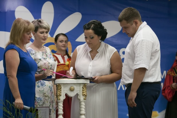 В Индустриальном районе отметили День семьи, любви и верности.