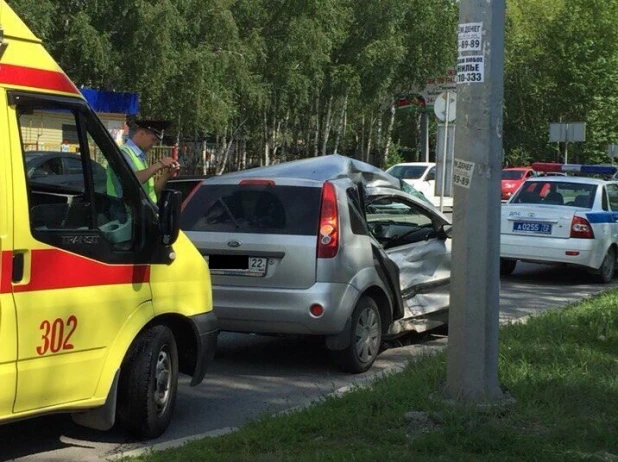 В аварию в Тюмени попал алтайский Ford.