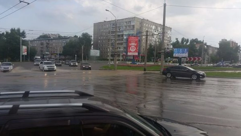 В Барнауле вода из0-за прорыва водопровода разлилась по ул. Малахова.