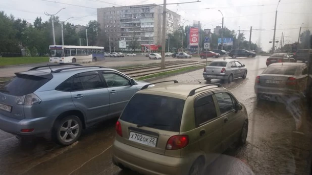 В Барнауле вода из0-за прорыва водопровода разлилась по ул. Малахова.