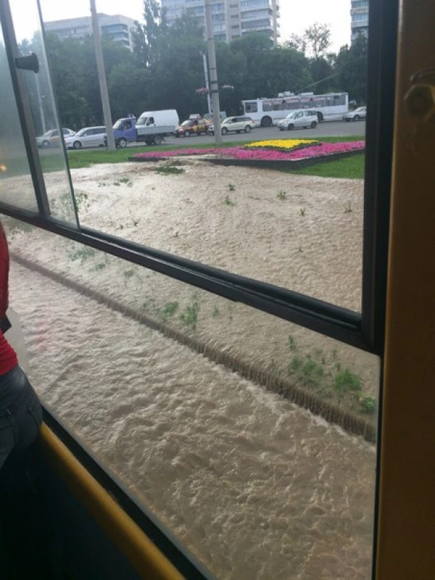 В Барнауле вода из0-за прорыва водопровода разлилась по ул. Малахова.