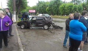 В Кирове водитель "пятерки" смял четвре машины на парковке.
