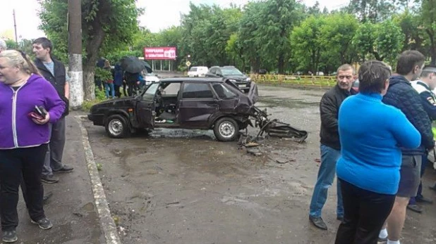 В Кирове водитель "пятерки" смял четвре машины на парковке.