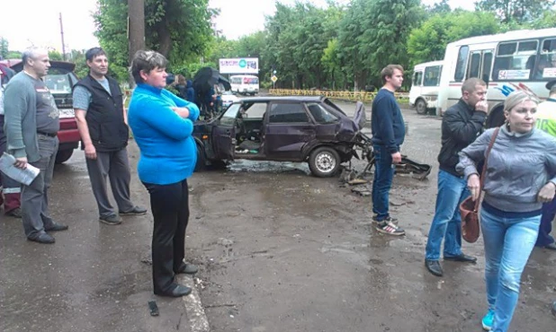 В Кирове водитель "пятерки" смял четвре машины на парковке.