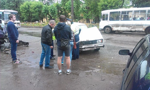 В Кирове водитель "пятерки" смял четвре машины на парковке.