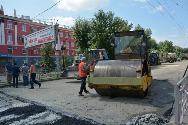 Ремонт дорожного полотна на проспекте Ленина в Барнауле. 12 июля 2016 года.