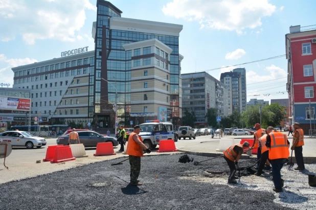 Ремонт дорожного полотна на проспекте Ленина в Барнауле. 12 июля 2016 года.