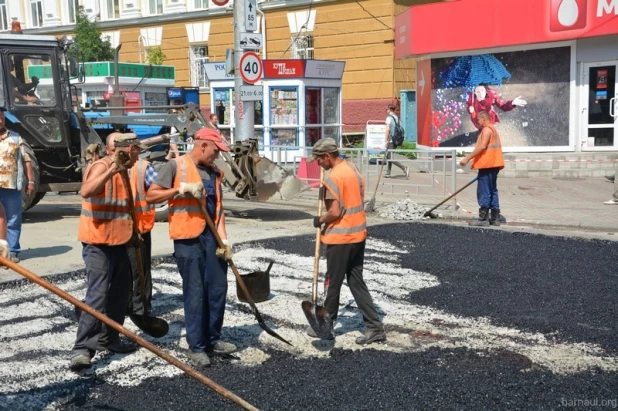 Ремонт дорожного полотна на проспекте Ленина в Барнауле. 12 июля 2016 года.