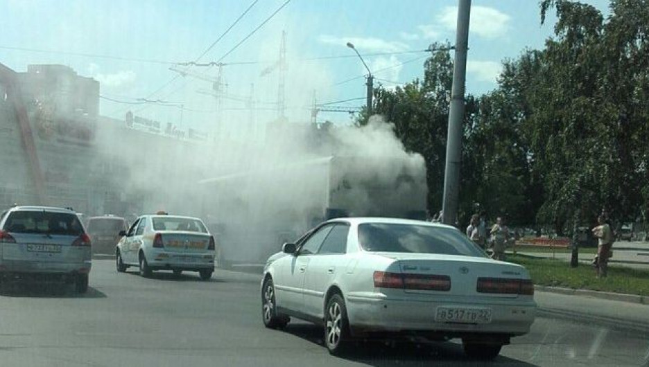 В Барнауле загорелся автобус. 13 июля 2016 года.