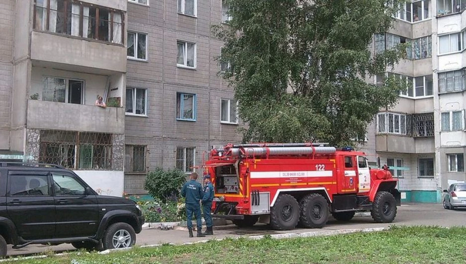 В барнаульской многоэтажке загорелась квартира.