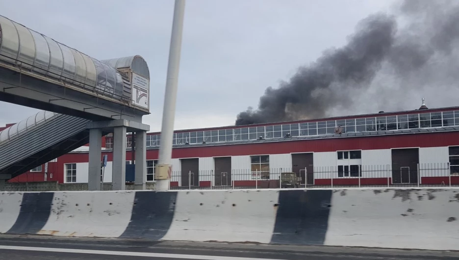 В Барнауле горит здание