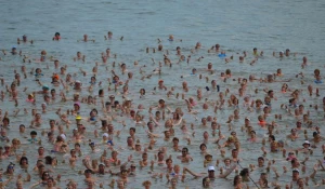 Александр Ревва на Яровом помог установить рекорд по массовому лежанию звездочкой.