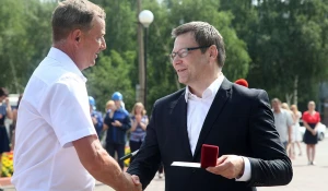 Генеральный директор вручает награды.