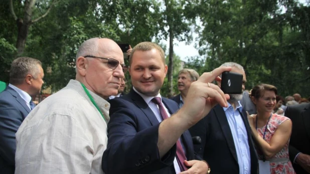 Актёр Валерий Баринов и глава Ленинского района Максим Сабына.