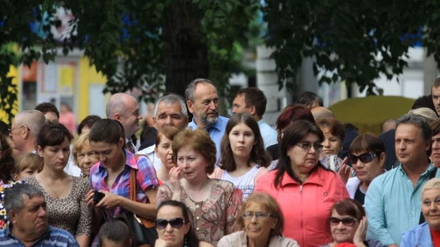 Главный архитектор Барнаула Сергей Боженко (в центре в последнем ряду).