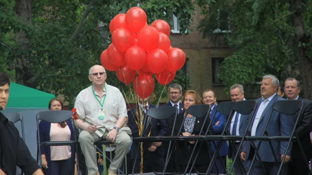 Актёр Валерий Баринов (сидит).