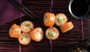 Роллы с лососем.