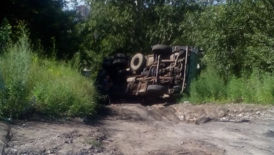 Перевернувшийся "КамАЗ".