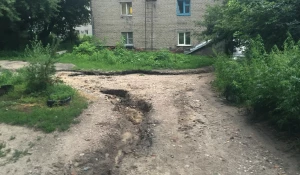 Промоины в барнаульском дворе.