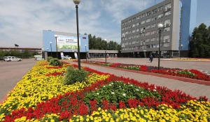 "Алтай-Кокс" благоустраивает заводскую территорию