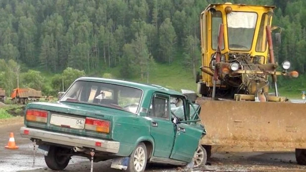 ВАЗ столкнулся с грейдером.